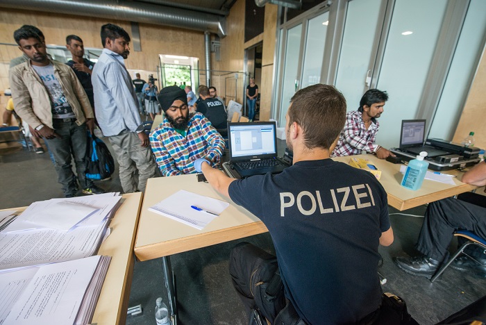Německá policie kontroluje totožnost migrantů.