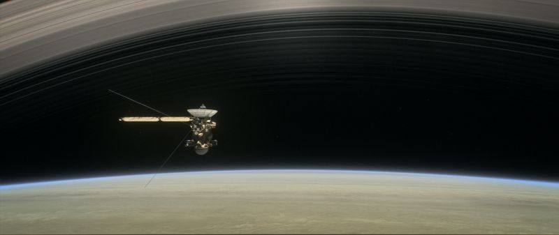 Sonda Cassini úspěšně proletěla mezi Saturnem a jeho prstenci.