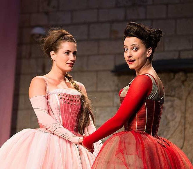 Snímek z představení Shakespearovských slavností Mnoho povyku pro nic. Zleva herečky Lenka Zahradnická a Petra Horváthová.