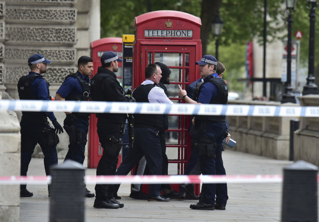 Londýnská policie zatkla u britského parlamentu muže za držení zbraní.