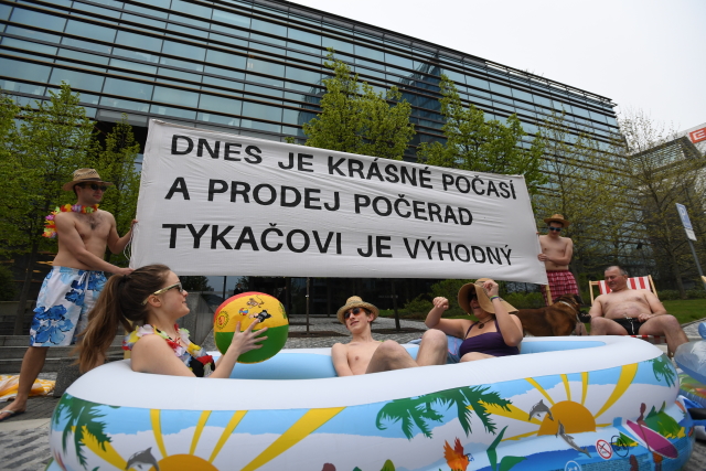 Demonstranti v plavkách protestovali v Praze před sídlem energetické společnosti ČEZ proti prodeji hnědouhelné elektrárny Počerady. Demonstranti v plavkách protestovali v Praze před sídlem energetické společnosti ČEZ proti prodeji hnědouhelné elektrárny Počerady.