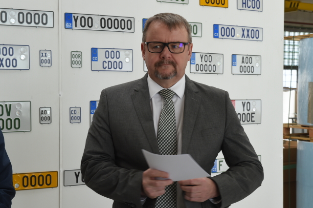 Fotografie z briefingu ministra dopravy Dana Ťoka při příležitosti návštěvy nového dodavatele registračních značek společnosti Security Paper Mill ve Štětí na Litoměřicku.