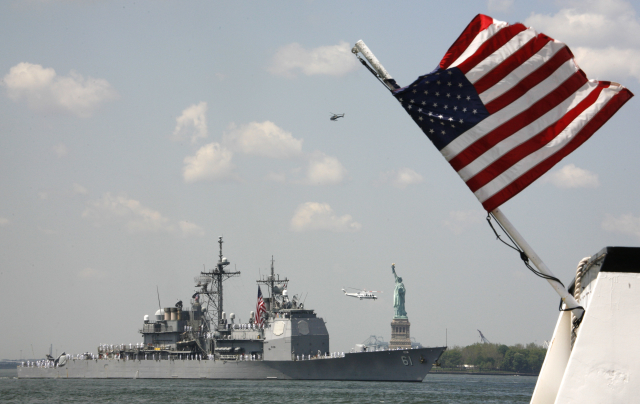 Americká válečná loď. Křižník s naváděnými střelami USS Monterey.