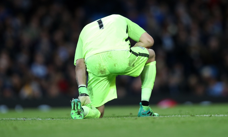 Claudio Bravo se chytá za zraněné lýtko.