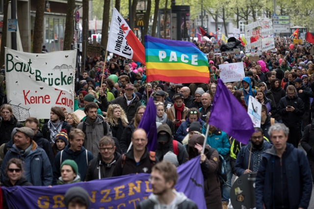 Desetitisíce lidí protestovaly v Kolíně nad Rýnem proti federálnímu kongresu spolkové strany Alternativa pro Německo.