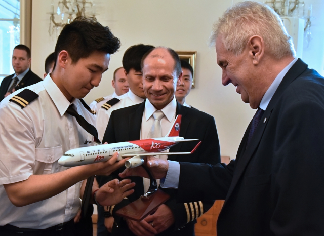Prezident Miloš Zeman (vpravo) přijal na Pražském hradě skupinu budoucích čínských pilotů, která minulý týden zahájila čtrnáctiměsíční praktický výcvik na letišti u Bystřice na Benešovsku.