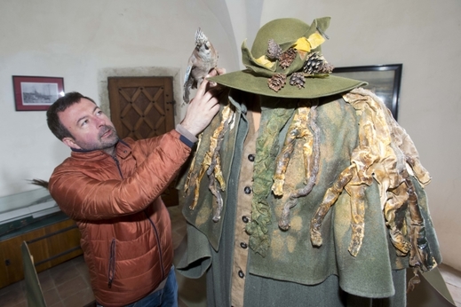 Příprava výstavy pohádkových kostýmů na hradě Kunětická hora.
