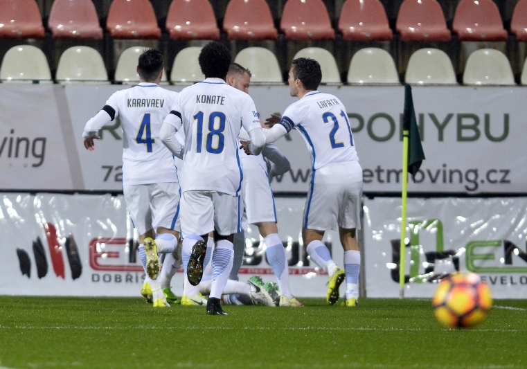 Fotbalisté Sparty slaví první Šuralův gól. 