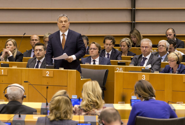 Maďarský premiér Viktor Orbán při zasedání Evropského parlamentu. Maďarský premiér Viktor Orbán při zasedání Evropského parlamentu.