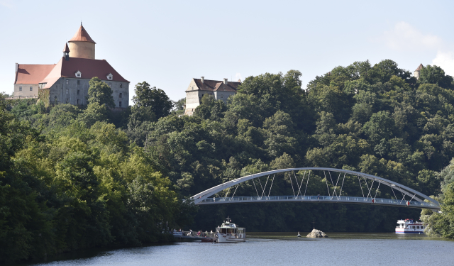 Výletní lodě na Brněnské přehradě u hradu Veveří. Výletní lodě na Brněnské přehradě u hradu Veveří.