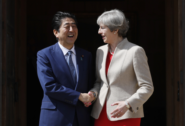 Britská premiérka Theresa Mayová vítá japonského premiéra Šinzó Abeho.