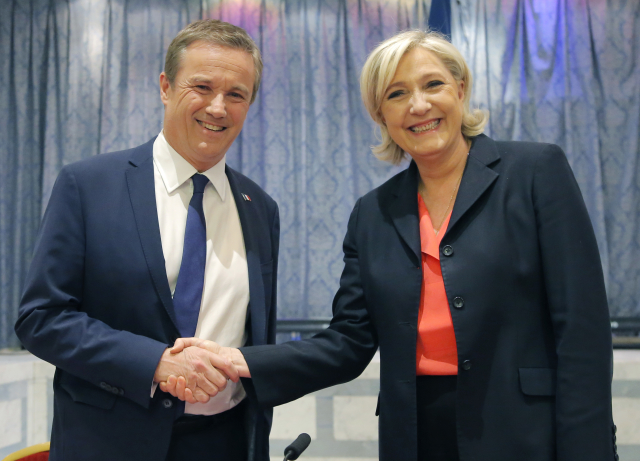 Nicolas Dupont-Aignan s prezidentskou kandidátkou Marine Le Penovou. Nicolas Dupont-Aignan s prezidentskou kandidátkou Marine Le Penovou.