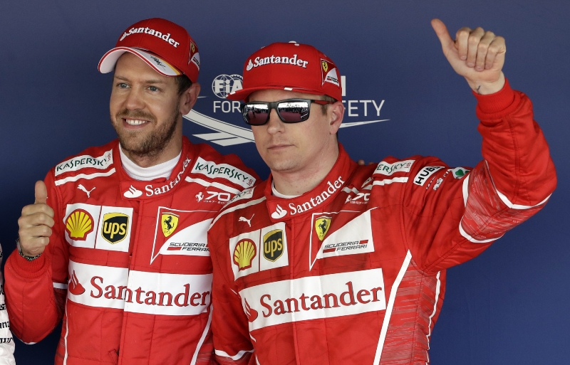 Jezdci vozů Ferrari Sebastian Vettel (vlevo) a Kimi Räikkönen.