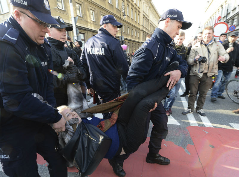 Policie zasáhla proti demonstrantům. 
