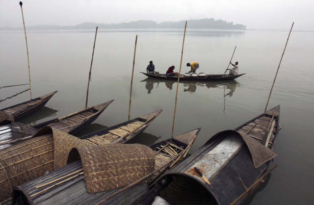 Rybářská loď na řece Brahmaputra (ilustrační foto).