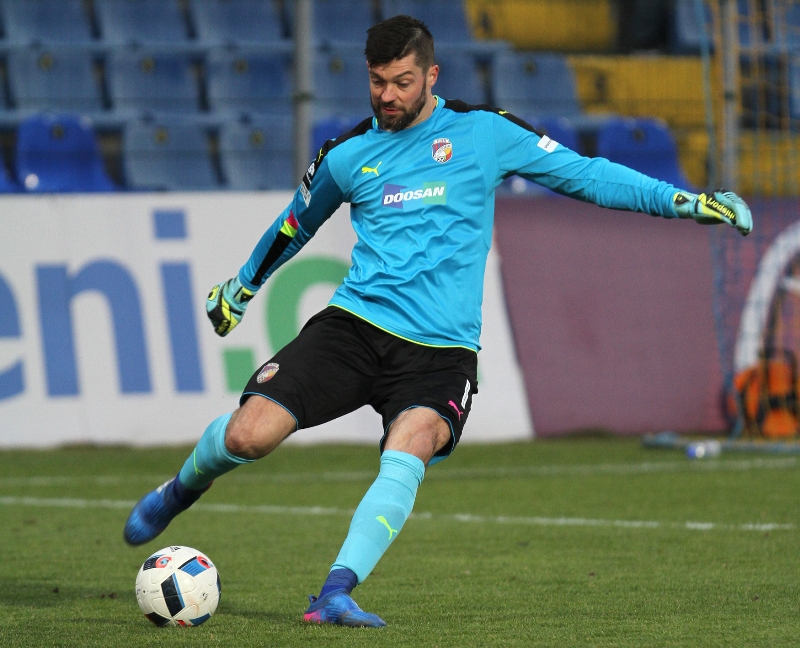 Gólman Matúš Kozáčik.