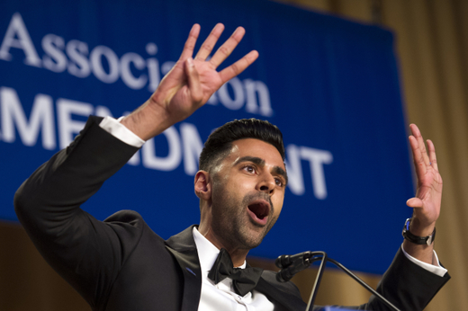 Komik Hasan Minhaj během svého proslovu na slavnostní večeři.