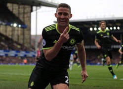 Obránce Chelsea Gary Cahill slaví branku vstřelenou do sítě Evertonu.