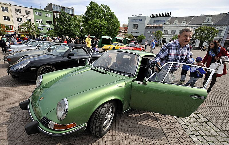 Sraz luxusních vozů značky Porsche na náměstí Míru ve Zlíně v roce 2015.