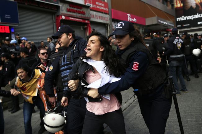 Demonstrace v Istanbulu. Demonstrace v Istanbulu.