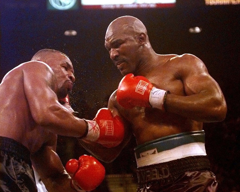 Boxeři Mike Tyson a Evander Holyfield (ilustrační foto)