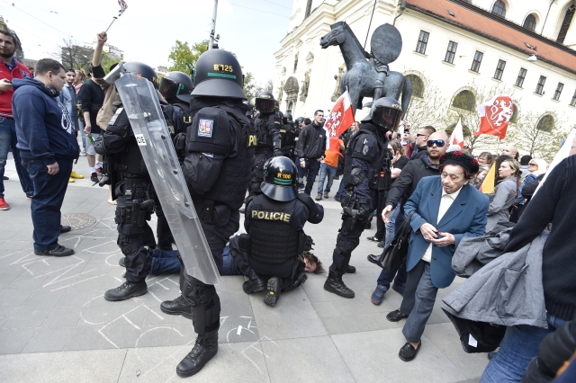 Těžkooděnci oddělili příznivce krajní pravice a antifašisty po násilných potyčkách.