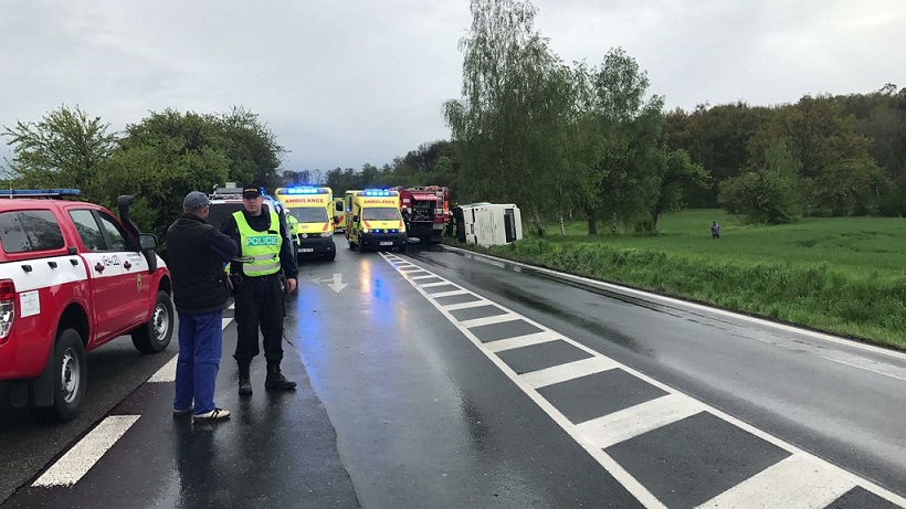 Při nehodě autobusu utrpělo zranění nejméně sedm lidí.