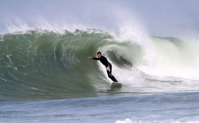 Surfař strávil na moři 32 hodin (ilustrační foto).