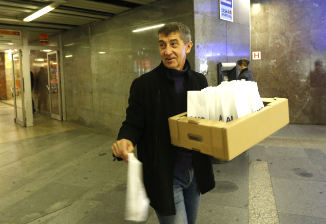 Andrej Babiš rozdává v metru koblihy (2013).
