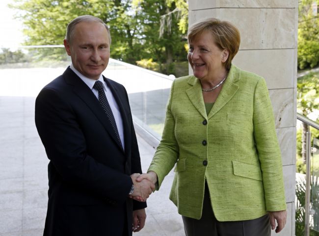 Vladimir Putin s Angelou Merkelovou.