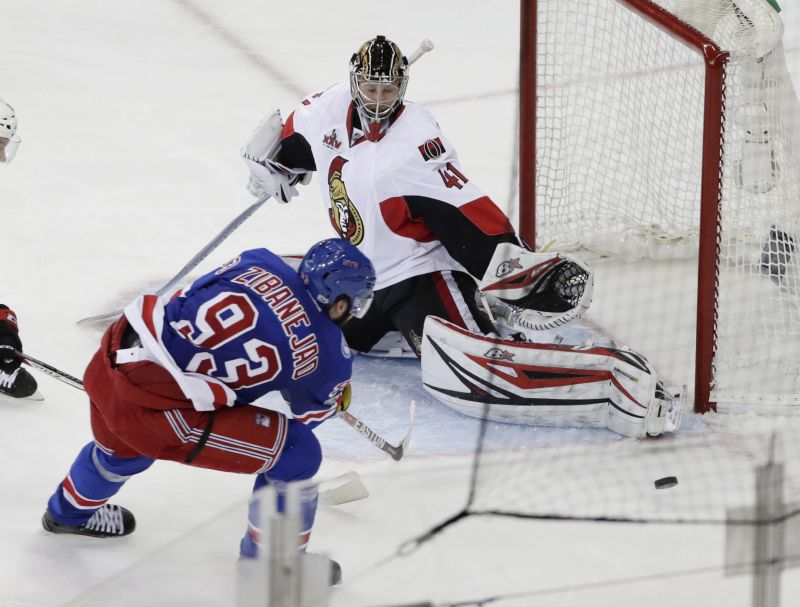 Momentka z utkání New York Rangers - Ottawa.