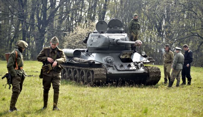 Ruský štáb natáčí válečný film o tanku T-34 a jeho posádce.