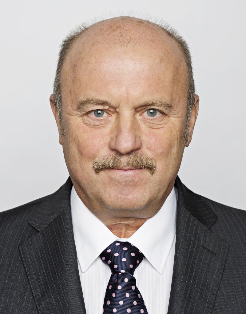 Josef Novotný, poslanec a bývalý hejtman Karlovarského kraje, který odešel z ČSSD, ale zůstává členem jejího poslaneckého klubu.