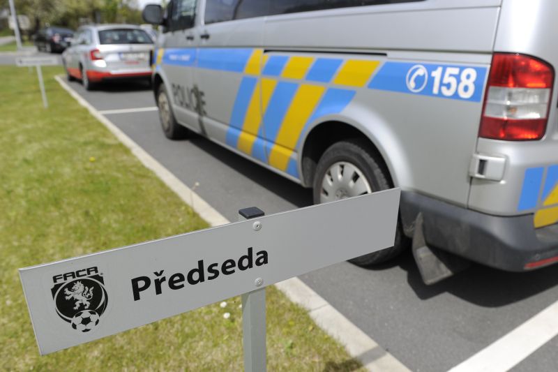 Na Peltově místě před fotbalovou asociací parkuje teď někdo jiný.