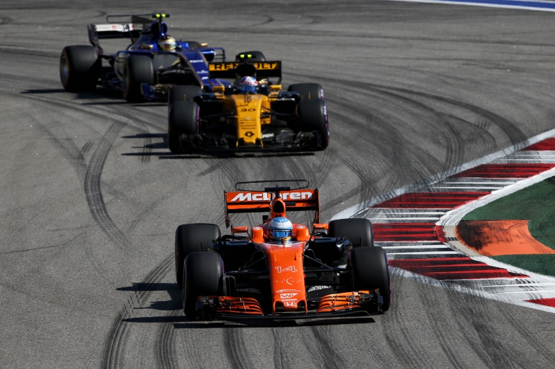 McLaren Fernanda Alonsa (v popředí) v Rusku vůbec neodstartoval do závodu a Španělovi se to vůbec nelíbilo.