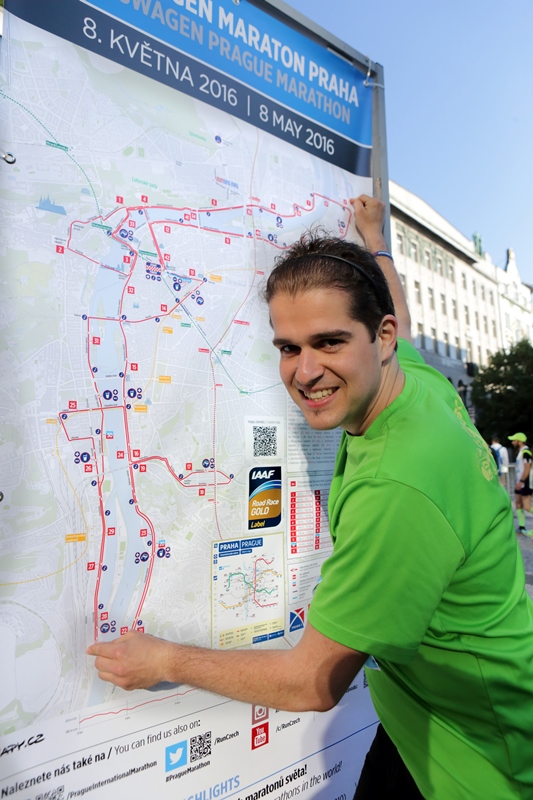 Účastník pražského maratonu Tomáš Már pózuje u mapy trasy Účastník pražského maratonu Tomáš Már pózuje u mapy trasy