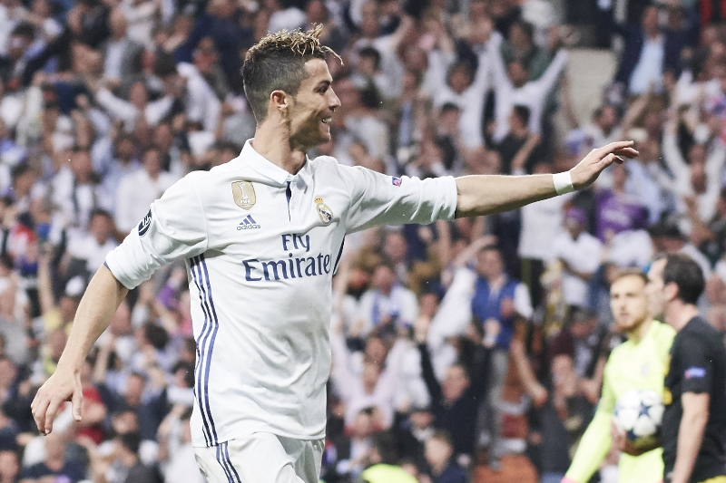 Útočník Realu Madrid Cristiano Ronaldo se raduje z vítězství v zápase proti Atléticu Madrid. Útočník Realu Madrid Cristiano Ronaldo se raduje z vítězství v zápase proti Atléticu Madrid.