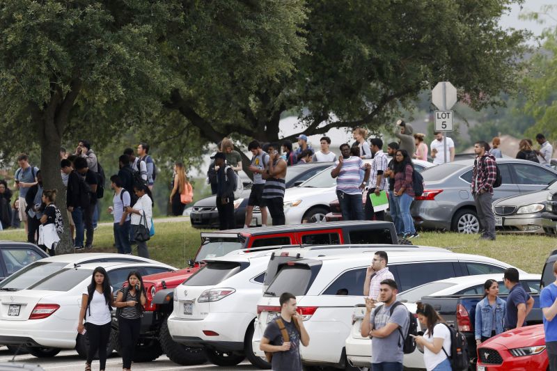 Muž v texaské škole zastřelil ženu a pak sám sebe. Motiv policie nezná. Muž v texaské škole zastřelil ženu a pak sám sebe. Motiv policie nezná.