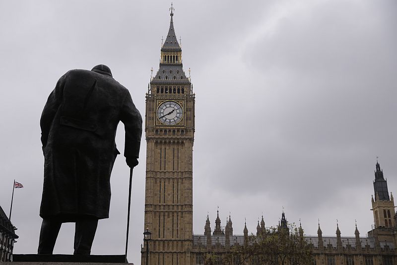 Věž Big Ben v Londýně a socha Winstona Churchilla. Věž Big Ben v Londýně a socha Winstona Churchilla.