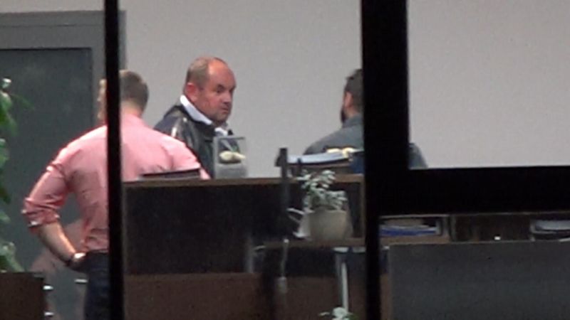 Šéf českého fotbalu Miroslav Pelta na policejní stanici. Šéf českého fotbalu Miroslav Pelta na policejní stanici.