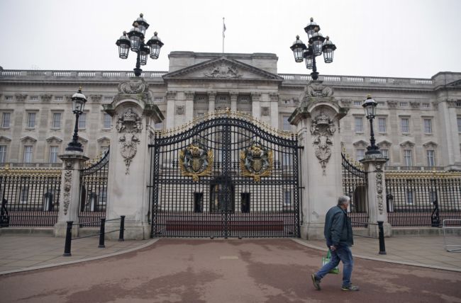 Brána Buckinghamského paláce.