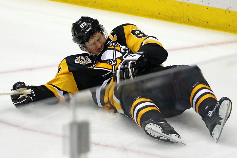 Sidney Crosby po krosčeku MAtta Niskanena.