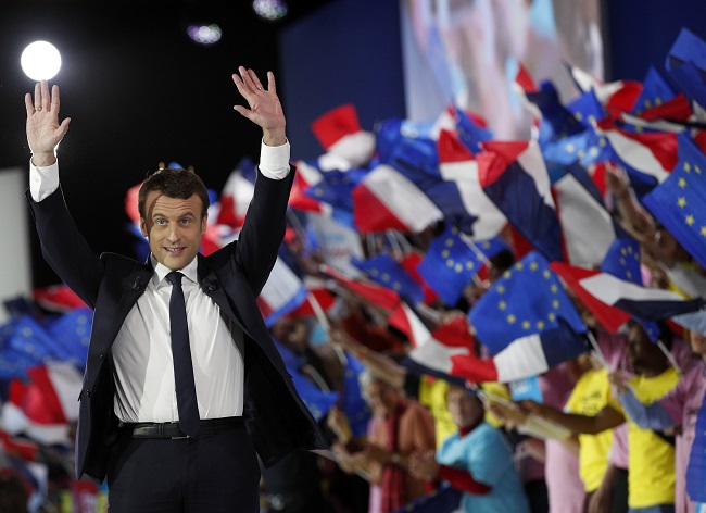 Centristický kandidát Emmanuel Macron.