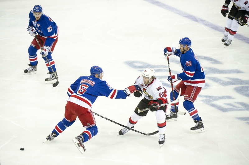 Hokejisté New Yorku Rangers zvládli oba domácí zápasy skvěle a srovnali stav série.