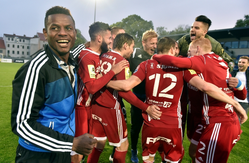Takhle fotbalisté Olomouci slavili návrat do první ligy, v ní už ale nastoupí bez podnikatele Lébra v zádech.