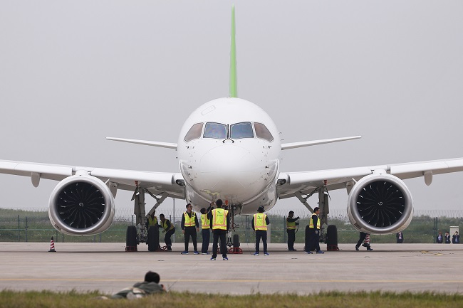 Čínský dopravní letoun C919.