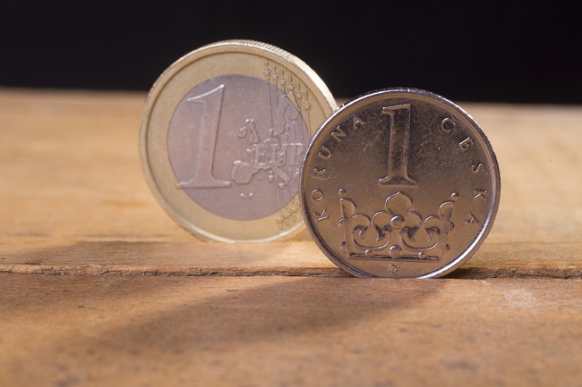 Koruna a euro (ilustrační foto).