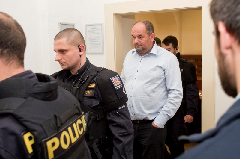 Předseda fotbalové asociace Miroslav Pelta v policejním doprovodu.