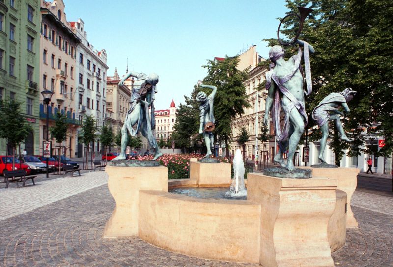 Sochy Anny Chromy na Senovážném náměstí v Praze.