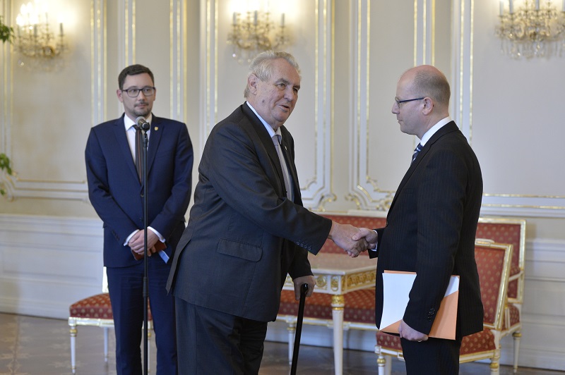 Prezident Miloš Zeman (uprostřed) přijal 4. května v Praze premiéra Bohuslava Sobotku. Prezident Miloš Zeman (uprostřed) přijal 4. května v Praze premiéra Bohuslava Sobotku.
